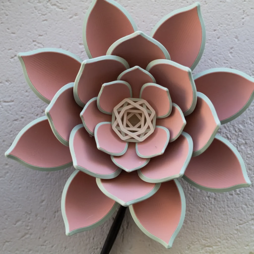 Detailreiche 3d-gedruckte Blume – kunstvolle Wandinstallation inspiriert von der Natur.