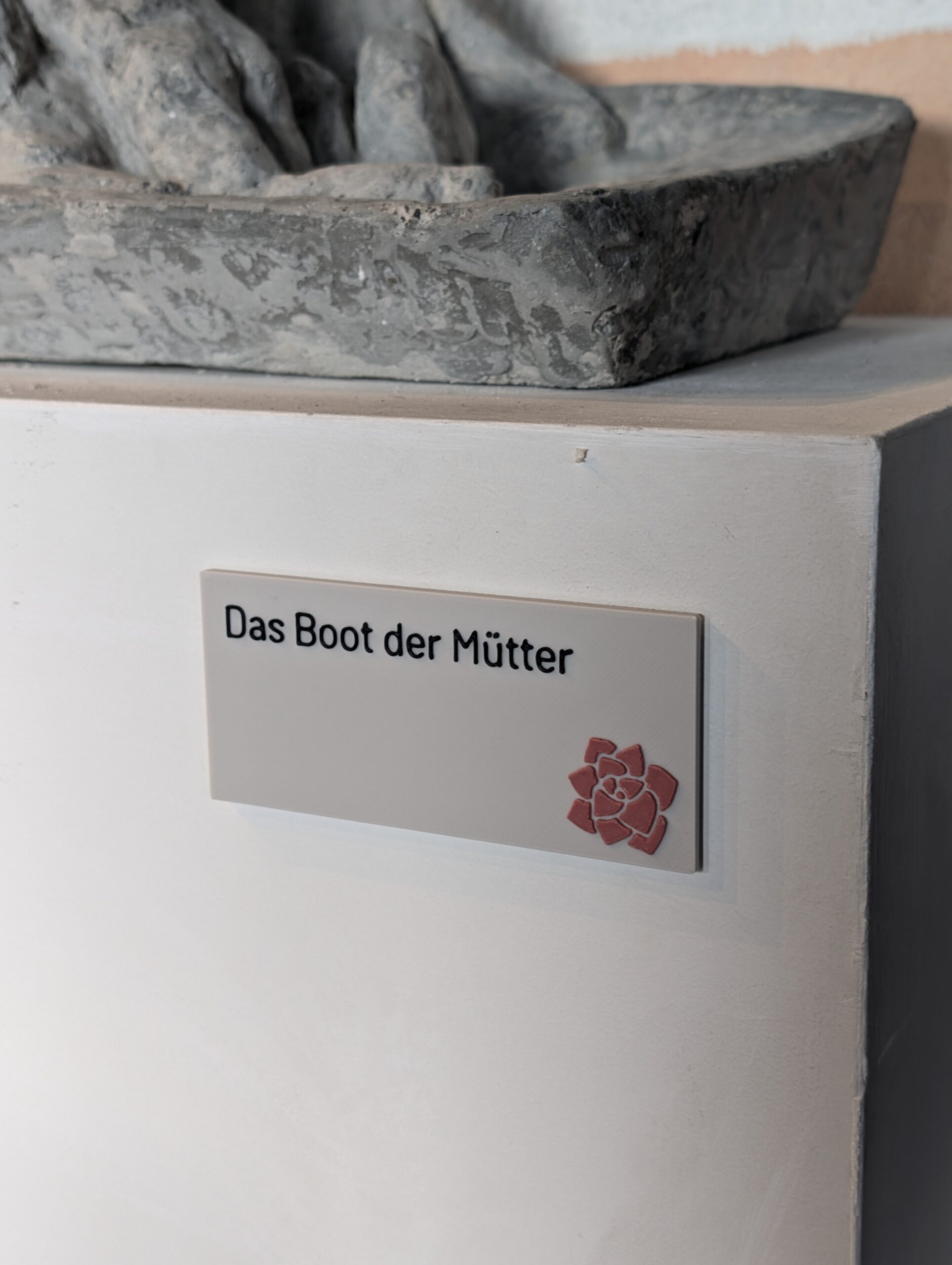 Hochwertige, schnelle und kostengünstige 3D-gedruckte Beschriftungen für Skulpturen mit integriertem Corporate Identity Design.