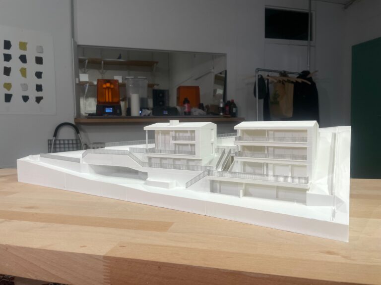3D-gedrucktes Architekturmodell eines modernen Gebäudes – präzise und detailreiche Darstellung für Präsentationen.