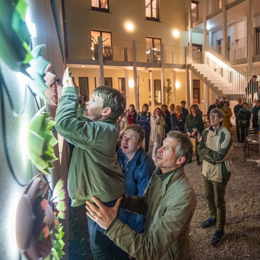 Kunstvolle Lichtinstallation mit skulpturalen Elementen, inspiriert vom Logo – individuell angefertigt für eine Veranstaltung.