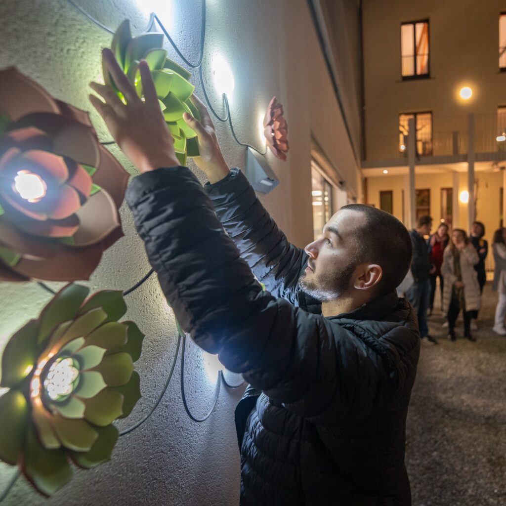 Interaktive Lichtinstallation mit 3d-gedruckten Blumen – kreative Kunst im öffentlichen Raum