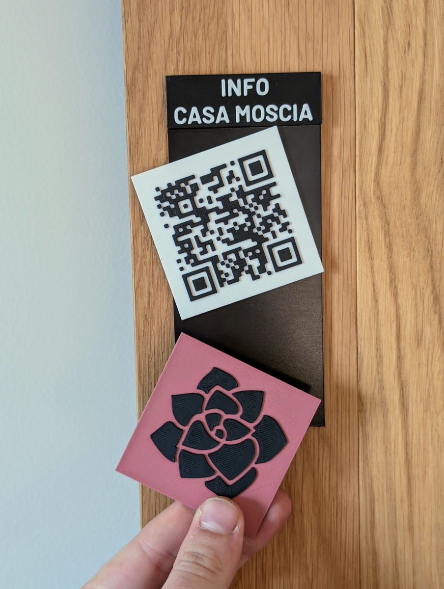 3D-gedruckte Zimmerbeschriftung mit QR-Code – edles und flexibles Design für moderne Beschilderungslösungen.